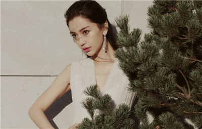 baby穿白色复古连衣裙合影松柏 气场强大眼神魅惑