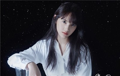 杨丞琳清纯造型重返20岁 身穿透明纱裙眼神倔强 