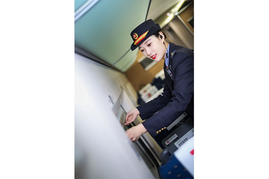 美人潭|职场女神 京焦一组列车长郑虹：和铁路一起长大的孩子