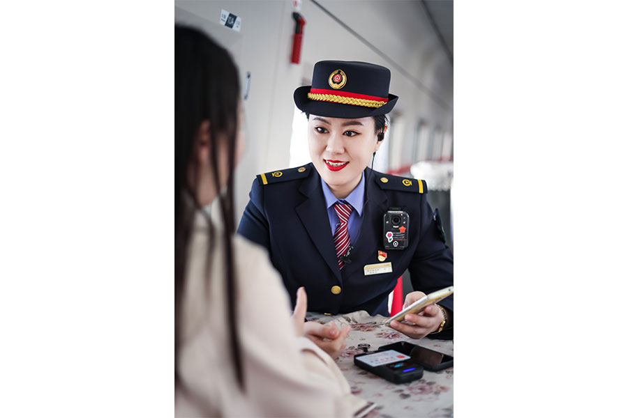 美人潭|职场女神 京焦一组列车长郑虹：和铁路一起长大的孩子