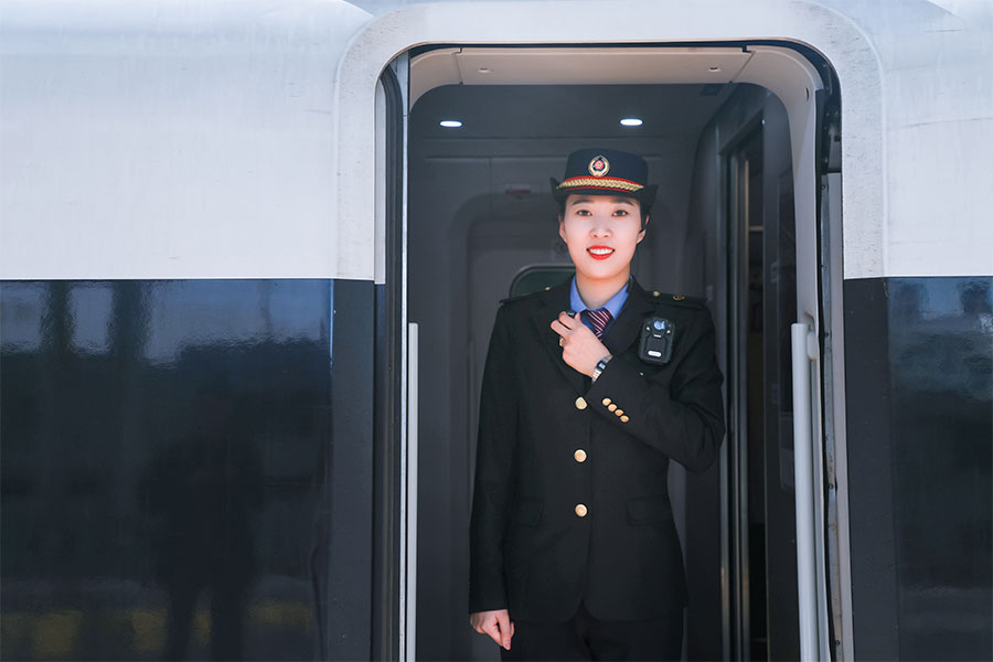 美人潭|职场女神 京焦一组列车长郑虹：和铁路一起长大的孩子